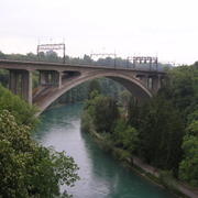 0111  Bern - Lorrainebrücke (Lotrinský most), pohled na řeku Aare a železniční most.JPG