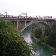 0108 Bern - Lorrainebrücke (Lotrinský most), pohled na řeku Aare a železniční most.JPG
