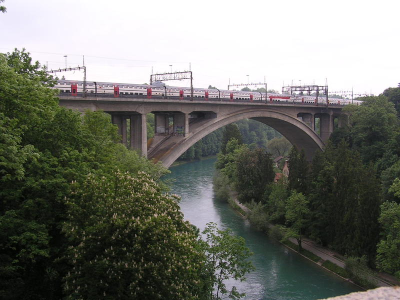 0108 Bern - Lorrainebrücke (Lotrinský most), pohled na řeku Aare a železniční most.JPG