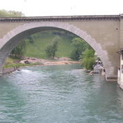 0086 Bern - most Nydeggbrücke a řeka Aare.JPG