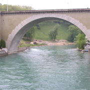 0085 Bern - most Nydeggbrücke a řeka Aare.JPG