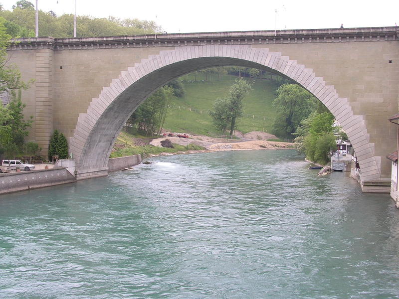 0085 Bern - most Nydeggbrücke a řeka Aare.JPG