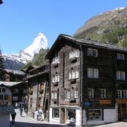 0281  Zermatt - Bahnhofstrasse (Nádražní ulice), Matterhorn.JPG