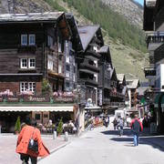 0319 Zermatt - Bahnhofstrasse (Nádražní ulice).JPG