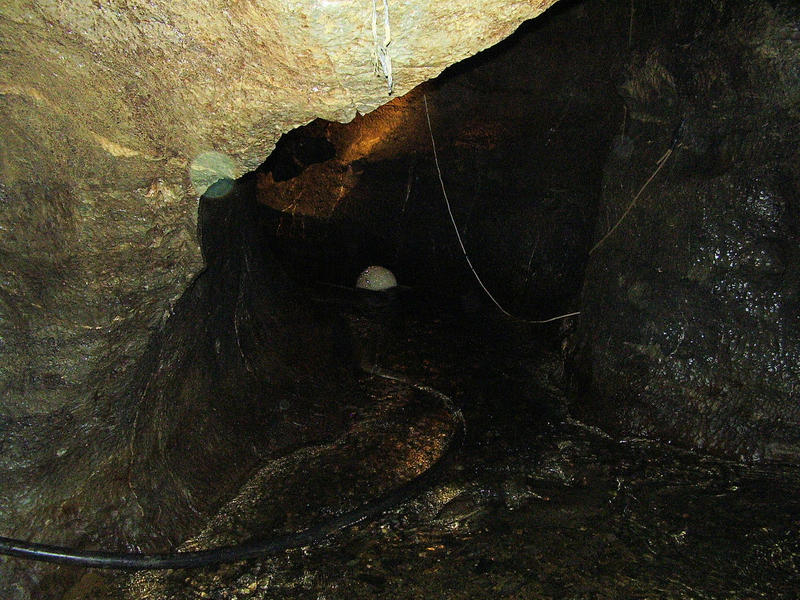 Odtok potoka z jeskyně