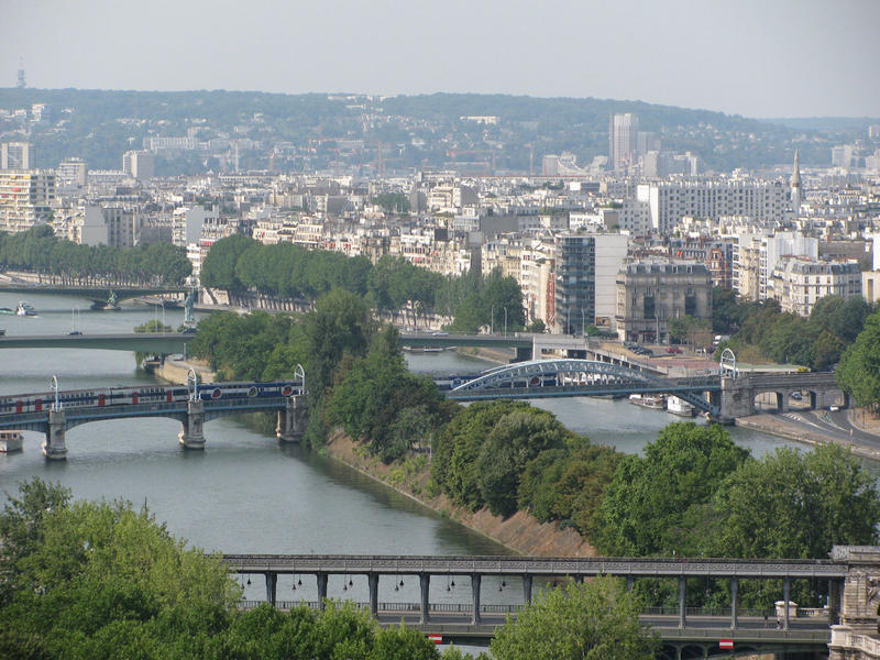 Most s projíždějícím vlakem RER