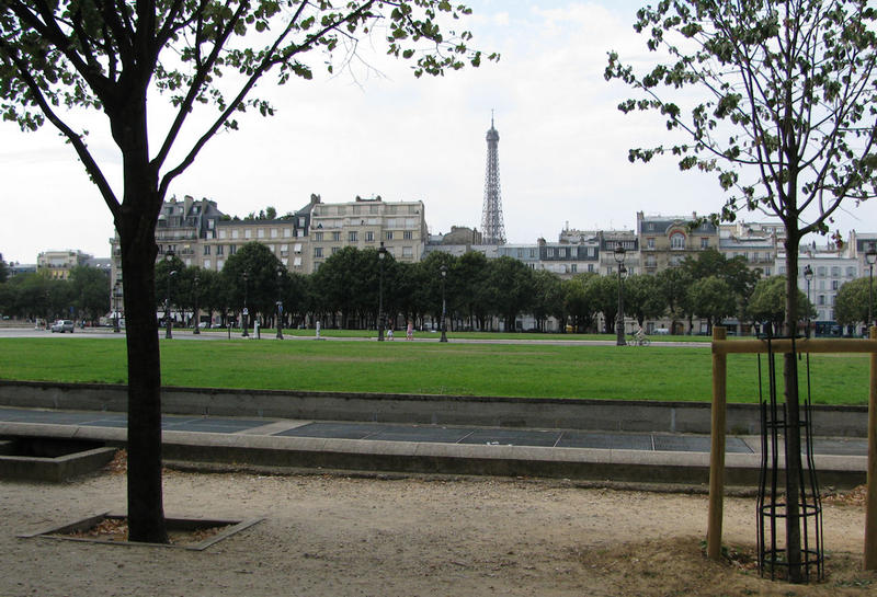 Eifelova věž při pohledu od náměstí Invalidovny