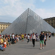 Skleněná pyramida před Louvre
