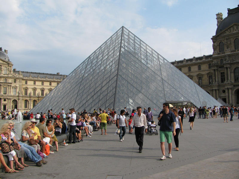 Skleněná pyramida před Louvre