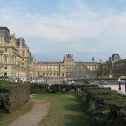 Pohled na Louvre od Vítězného oblouku
