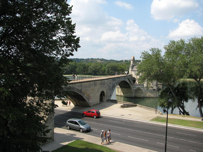 Pohled na Avignonský most z hradeb