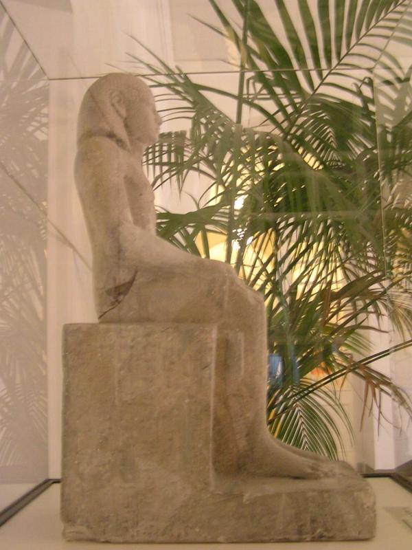 023 Bonn - _gyptisches Museum der Universit_t Bonn _Egyptsk_ muzeum v Bonnu__ egyptsk_ so_ka.JPG