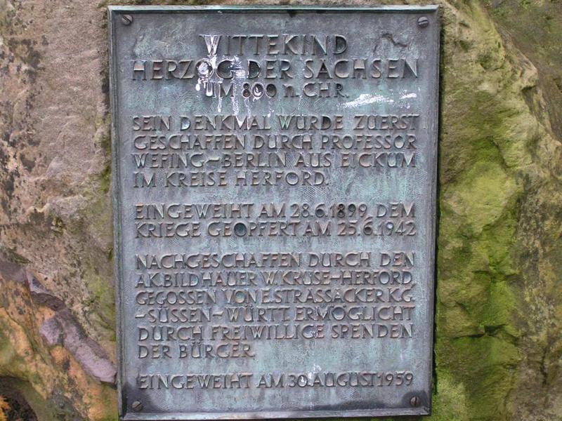 014 Herford - Wittekinddenkmal _Widukind_v pomn_k__ Wilhelmsplatz _Vil_movo n_m_st___ popiska.JPG