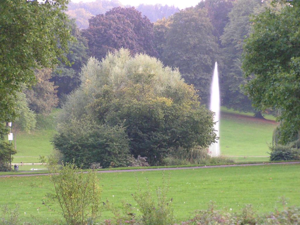 0045 Bielefeld - park u Rudolf Oetker Halle.JPG