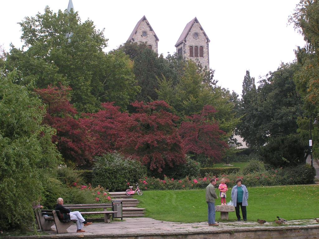 077 Paderborn - Geisselcher Garten_ Abdinghofkirche.JPG