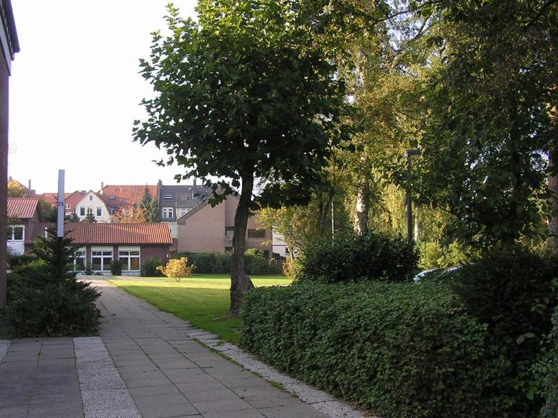 012 Bielefeld - zahrada p_i kostele sv_ Liboria.JPG