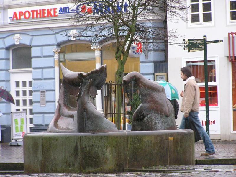 025 Stadthagen - Marktplatz _Tr_n_ n_m_st___ sochy.JPG