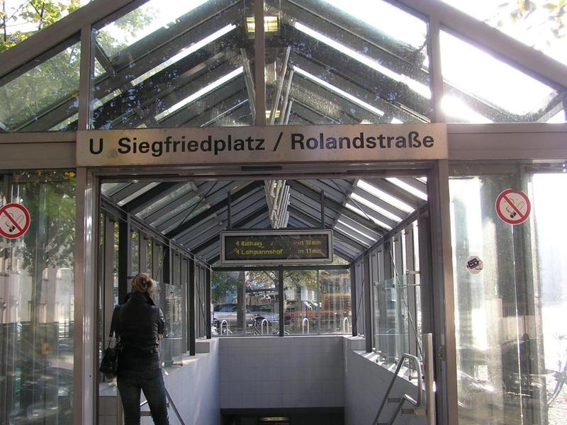 024 Bielefeld - Siegfriedplatz_ stanice metra.JPG
